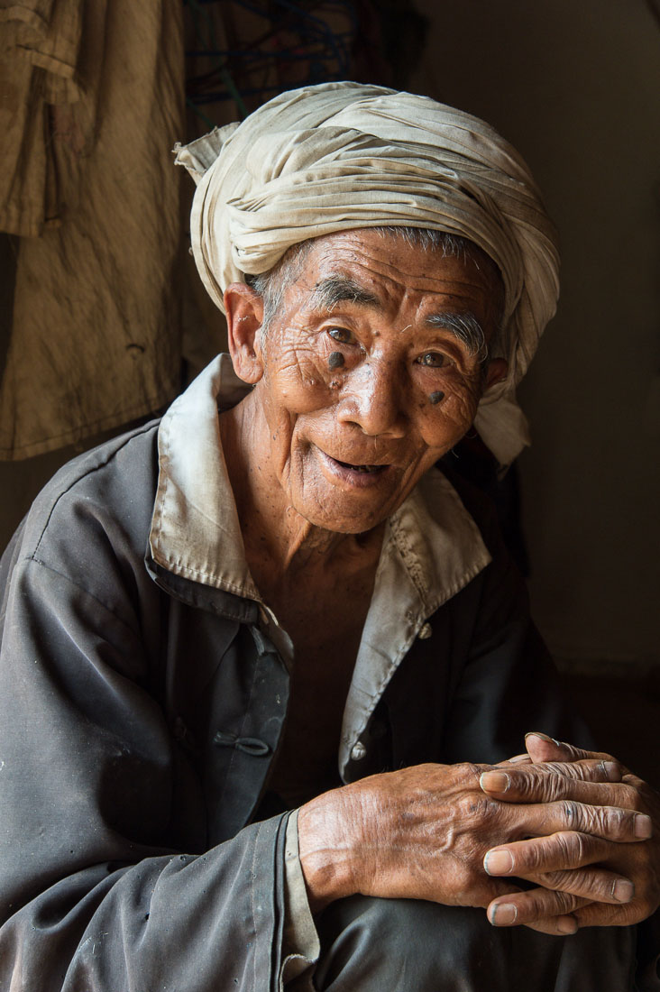 An old man from the Bulang ethnic minority people. Zhang Lang village, Meng Hai County, Yunnan Province, China, Asia. Nikon D4, 24-120mm, f/4.0, VR
