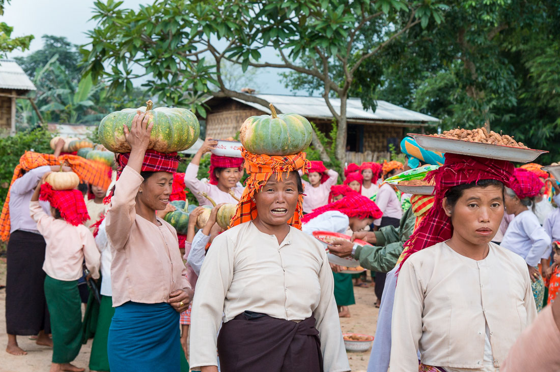 Women from the Pao people ethnic minorit group, bringing offer to the Buddhist monastery in Pattu village, Shan State, Myanmar, Indochina, South East Asia.