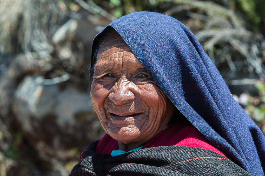 Old woman wearing a traditional costume, isla Taquile, Lago Titicaca, Peru, South America