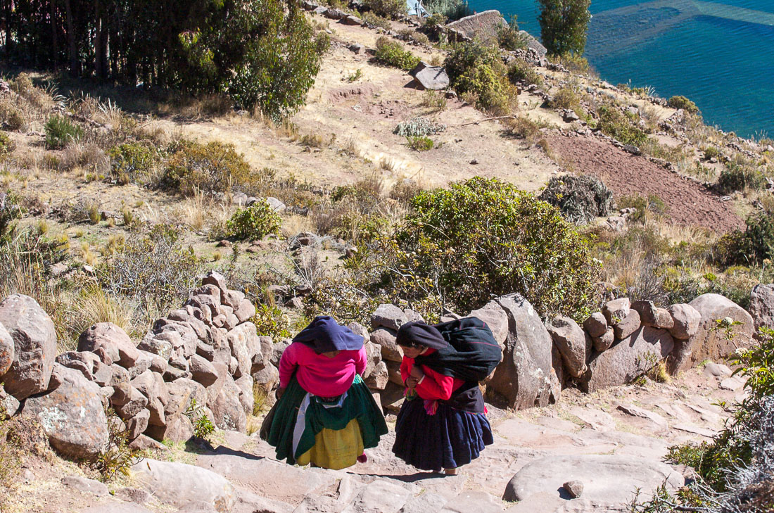 Women in traditional dress, isla Taquile, Lago Titicaca, Peru, South America