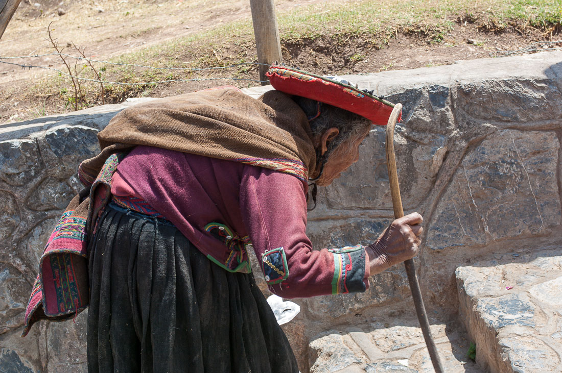 Old woman wearing traditional costume and hat, Chinchero, Peru, South America
